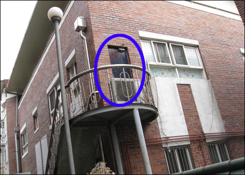 파란색 원 안이 '알몸 체벌' 장소로, 이곳은 ㅂ어린이집의 2층 비상계단 난간으로 알려졌다.