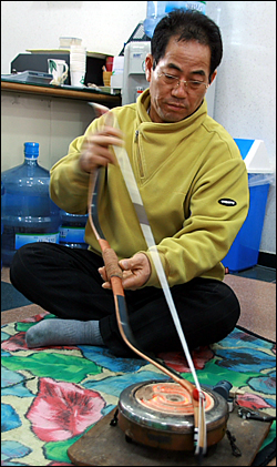 국궁 경력 24년의 공창겸씨가 각궁을 다루는 과정을 보여주고 있다. 국궁협회에서는 5단이상 명궁들에게 개량 활보다 전통 활 사용을 권하고 있다.