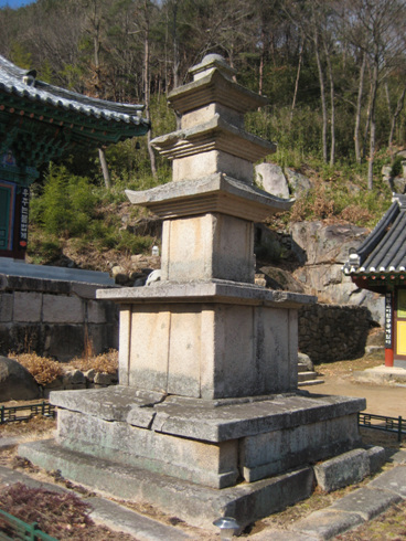 삼층석탑 통일신라 후기 석탑으로 불굴사에서는 가장 오래된 석조물이다.