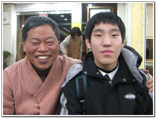 윤구병 선생(왼쪽)과 아들아이(오른쪽) 문턱없는 밥집에서 윤구병 선생과 아들아이가 함께 사진을 찍었다.