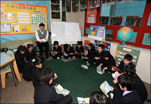 29일 오전 서울 미아동 영훈초등학교에서 원어민 교사가 영어로 수업을 진행하고 있다.