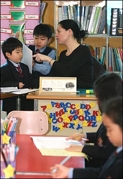 29일 오전 서울 미아동 영훈초등학교에서 원어민 교사가 학생들의 수업을 지도하고 있다.