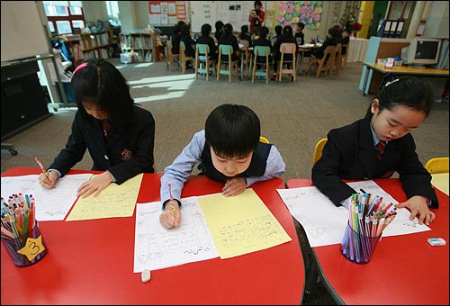 29일 오전 서울 미아동 영훈초등학교 학생들이 '나의 겨울방학'을 주제로 영어작문을 하고 있다.