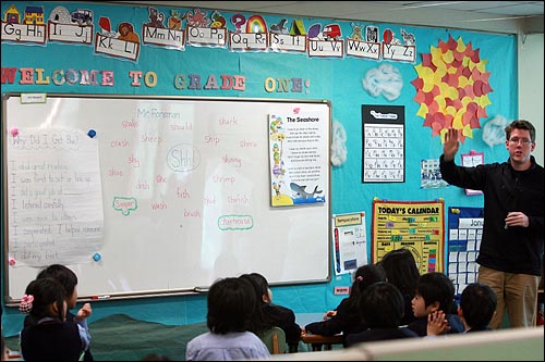 서울 한 초등학교에서 원어민 교사가 영어로 수업을 진행하고 있다.