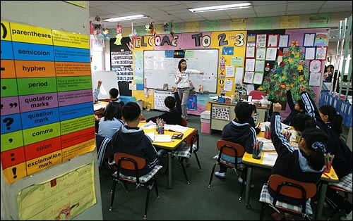 서울의 한 초등학교에서 원어민 교사가 영어로 수업을 진행하고 있다. 