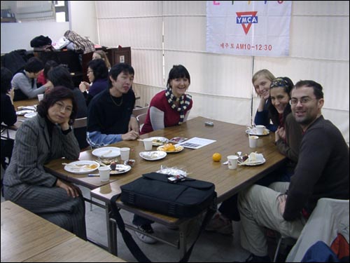 2007년 가을학기인 15기 YMCA한국어학당 종강식. 맹명희(왼쪽)씨와 학생들의 모습이다.