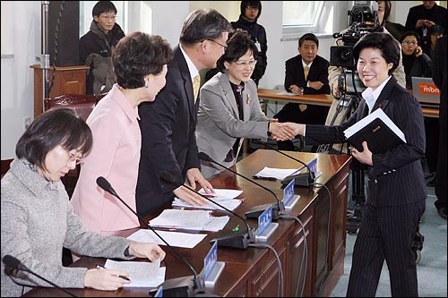  지난달 30일 오전 서울 삼청동 대통령직 인수위 대회의실에서 열린 '영어공교육 완성을 위한 실천방안 공청회'에서 이경숙 인수위원장이 참가자들과 악수를 하고 있다.