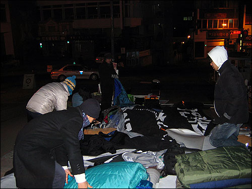 아침 7시 기상 후 천막과 이불을 개고 있는 활동가들