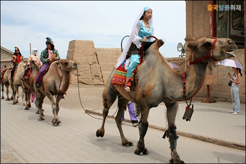 자위관 관청 의식에 참가해 낙타를 타고 전통복장을 입고 있는 여행객들