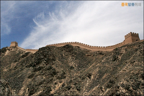 자위관 북쪽 헤이산 기슭에 있는 장성 망루
