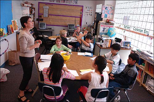 이명박 차기 정권의 영어교육강화방안이 성공하기 위해서는 우선 원어민 교사와 영어로 수업을 할 수 있는 교원 확보가 급선무다. 사진인 미국 베이커 초등학교의 영어 수업 장면.
