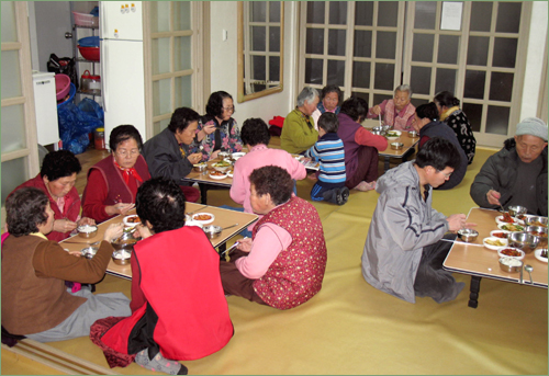  운산마을 주민들이 마을회관에서 점심식사를 함께 하고 있다. 