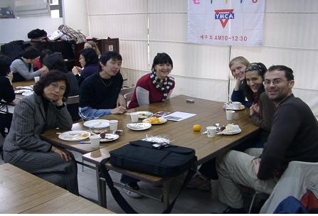 맹명희씨(맨 왼쪽)와 한국어학당 학생들