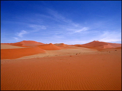 나미브 사막이 붉은 이유는 철 성분때문이다. 공기 중의 산소에 의해 산화되어 붉은색을 띠는 것이다.