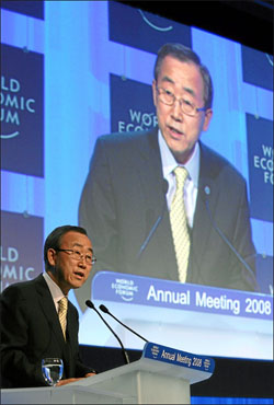 다보스 포럼에 참석 중인 반기문 유엔 사무총장이 1월 24일 연설에서 "세계가 물 부족 사태에 직면했다"고 경고하고 있다.