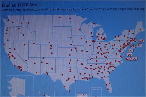미국은 정부 예산을 들여 영어 교사들에게 글쓰기 지도 교수법에 대한 연수회를 정기적으로 열고 있다. 사진은 미국에서 NWP(National Writing Project)가 실시되고 있는 지역을 빨간 점으로 표시하여 만든 위치도.