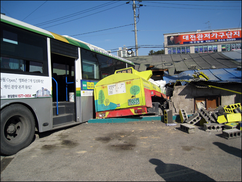 웬 날벼락? 1일 오후 12시 5분경 양정삼거리 매표소에 201번 버스와 주유소 탱크로리가 덮치는 사고가 발생했다. 사고경위는 조사중이나 경찰은 201번 버스기사가 정신을 잃고 탱크로리와 매표소를 향해 돌진한 것으로 추정하고 있다.