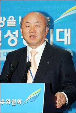  1일 새 정부 초대 대통령실장(현 청와대 비서실장)에 내정된 유우익 서울대 교수가 삼청동 인수위 브리핑룸에서 기자회견을 하고 있다. 