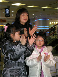 자녀와 함께 금요무대를 찾은 한 시민이 합창단원들에게 열심히 박수를 보내주고 있다. 