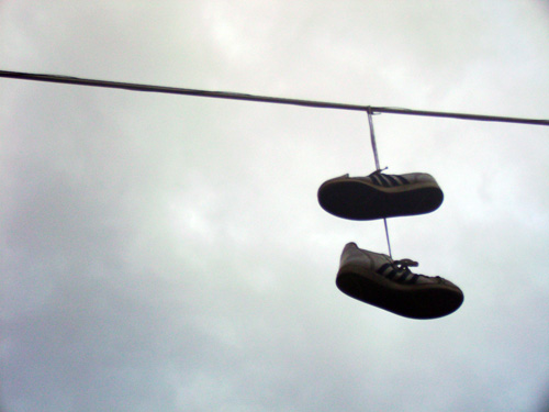 특별한 의식이나 전통이라기보단 멕시코에선 아이들이 장난으로 전깃줄에 신발을 던진다고 한다. 북부 지역 도시에 가면 종종 볼 수 있다. 