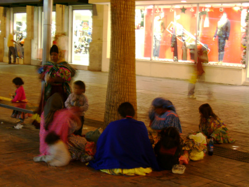 대로 한 복판에 앉아 가족들이 모여 밤을 보내고 있다. 이 거리에 나무 한 그루마다 한 가족이 이런 모습으로 있다.