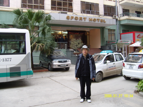 여행 첫날 숙소인 스포츠 호텔, 바로 이 호텔앞에는 하노이 대학 기숙사가 있었는데 아파트 였다. 대학기숙사가 대학과 멀리 떨어져 있었다.
