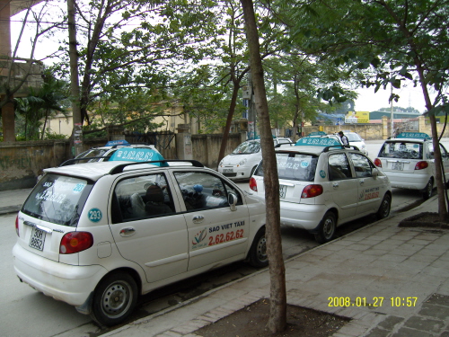 길거리에서 손님을 기다리고 있는 이 택시는 모두 대우 마티즈였다.