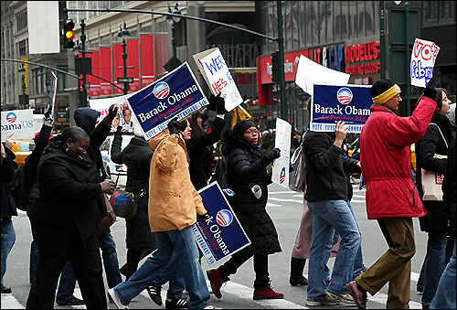 민주당 경선을 앞둔 지난 1월 27일 뉴욕 맨해튼 34가에서 진행된 오바마 후보 지지 가두행진.