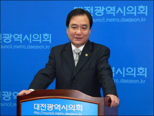 김영관 대전시의장이 4일 오전 기자회견을 통해 '불출마'를 선언하고 있다.
