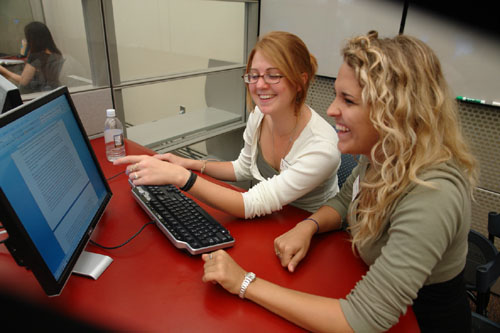 미국 UMASS대학교 글쓰기센터의 글쓰기 도우미들이 컴퓨터 화면에 학생 글을 띄워 놓고 서로 소감을 이야기하고 있다. 대부분의 미국 대학교에는 글쓰기 도우미가 학생들의 글쓰기를 상담해 주는 글쓰기센터를 운영하고 있다. 