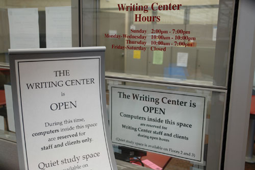 미국 UMASS대학교 글쓰기센터 입구. 학생들이 자주 드나드는 도서관 한 켠에 글쓰기센터를 두어 최대한 많이 이용하도록 유도하고 있다.