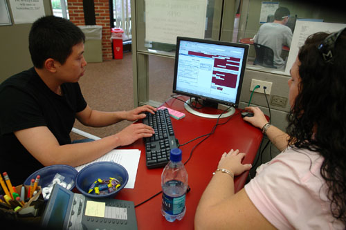 미국 UMASS대학교 글쓰기센터 안내 창구에서 한 중국계 학생(왼쪽)이 이용자 카드에 이름과 소속 학과, 모국어 등을 기재하고 있다. 안내 창구에서 등록을 마친 학생은 담당 글쓰기 도우미를 안내받아 글쓰기 지도를 받는다.