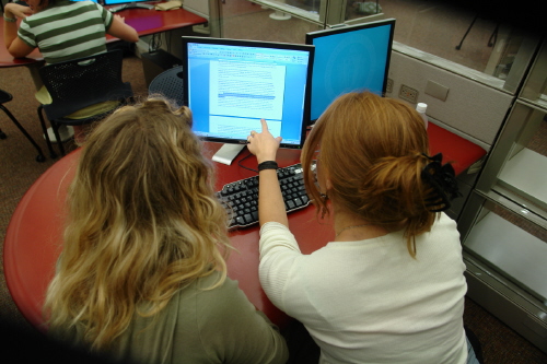 UMASS대학교 글쓰기센터의 글쓰기 도우미들이 학생 글을 컴퓨터 화면에 띄워놓고 평가를 하고 있다. 