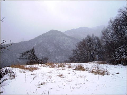  눈 덮인 산골풍경