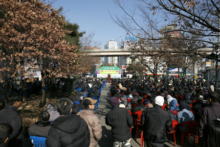 현재 철도 박물관이 되어있는 구 서울역 역사 앞 예배모습