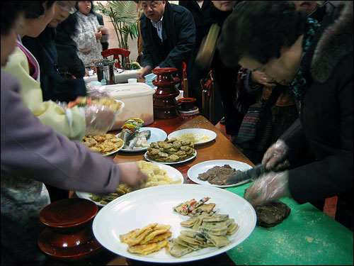 제사 음식을 나누고 있는 천주교 신자들의 모습