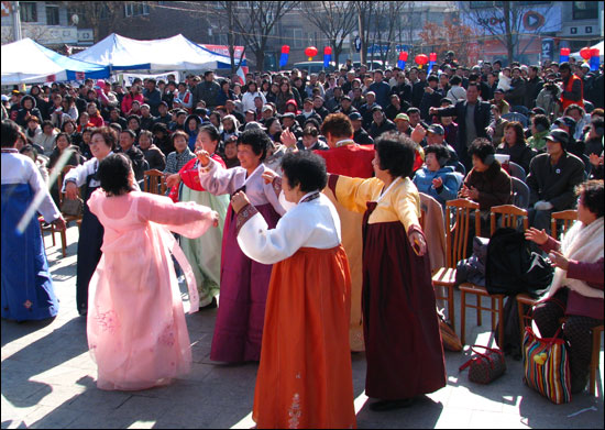 외국인 노동자 및 주민 등 1000여명이 참석한 행사에서 참석자들이 노래가 나오자 흥겹게 춤을 추고 있다. 