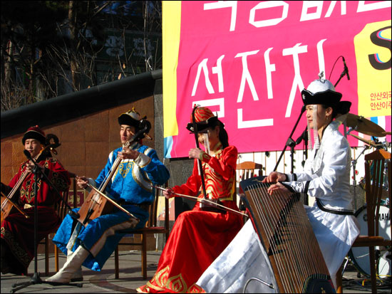 전통의상을 입고 나와 전통악기를 연주하고 있는 몽골팀.