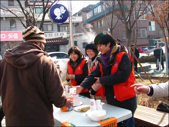 외국인 노동자들에게 차를 대접하고 있는 자원봉사자들. 이날 설 잔치에는 35명의 자원봉사자들이 참여해 곳곳에서 많은 활약을 했다. 