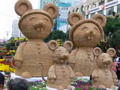 꽃 전시회장 앞에서 손님을 맞이하는 올해의 주인공 '쥐 가족'