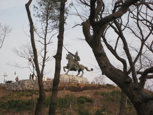 삼국통일의 주역인 신라명장 김유신 장군의 동상이다.