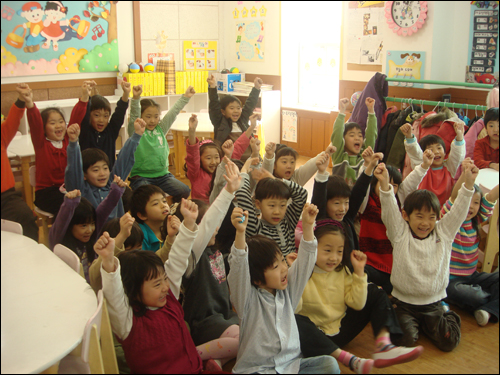두 손을 들어 "고구려의 기상, 대한민국"을 외치는 8살 유치원생들.