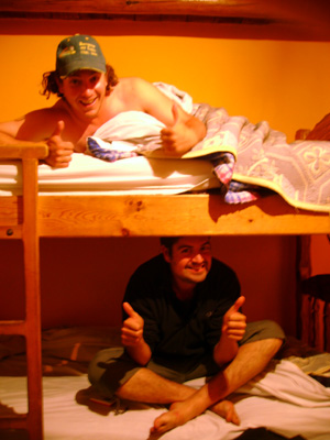 침대 위층이 캐나다에서 온 앤드류, 밑에 층이 영국에서 온 샘.