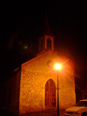 비가 부슬부슬 내리던 밤에 본 교회.