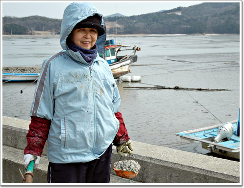  웃는 모습이 순박한 섬사람의 모습 그대로다.