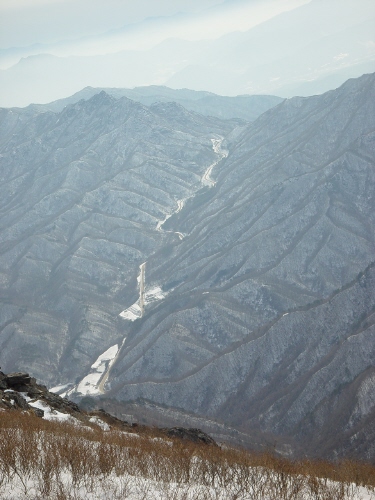  황점 마을로 내려오는 골짜기 길