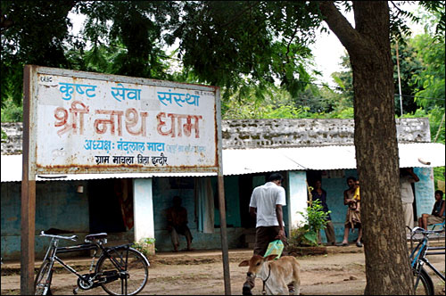'출입 금지'라고 써져 있는 인도의 어느 한센인 마을 표지