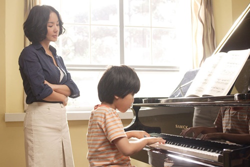  변두리에서 피아노 학원을 하는 선생님 지수(엄정화)가 음악 신동 경민(신의재)에게 피아노를 가르치고 있다.