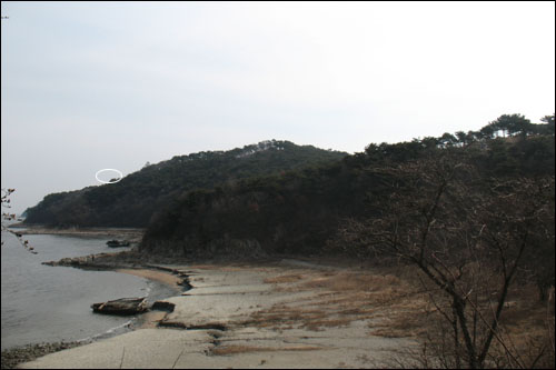  심포항 쪽에서 바라본 진봉산. 동그라미 표시한 곳이 망해사가 있는 자리다. 