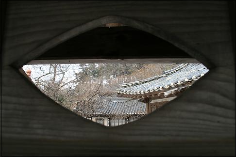  문틈으로 바라본 남간정사의 정경